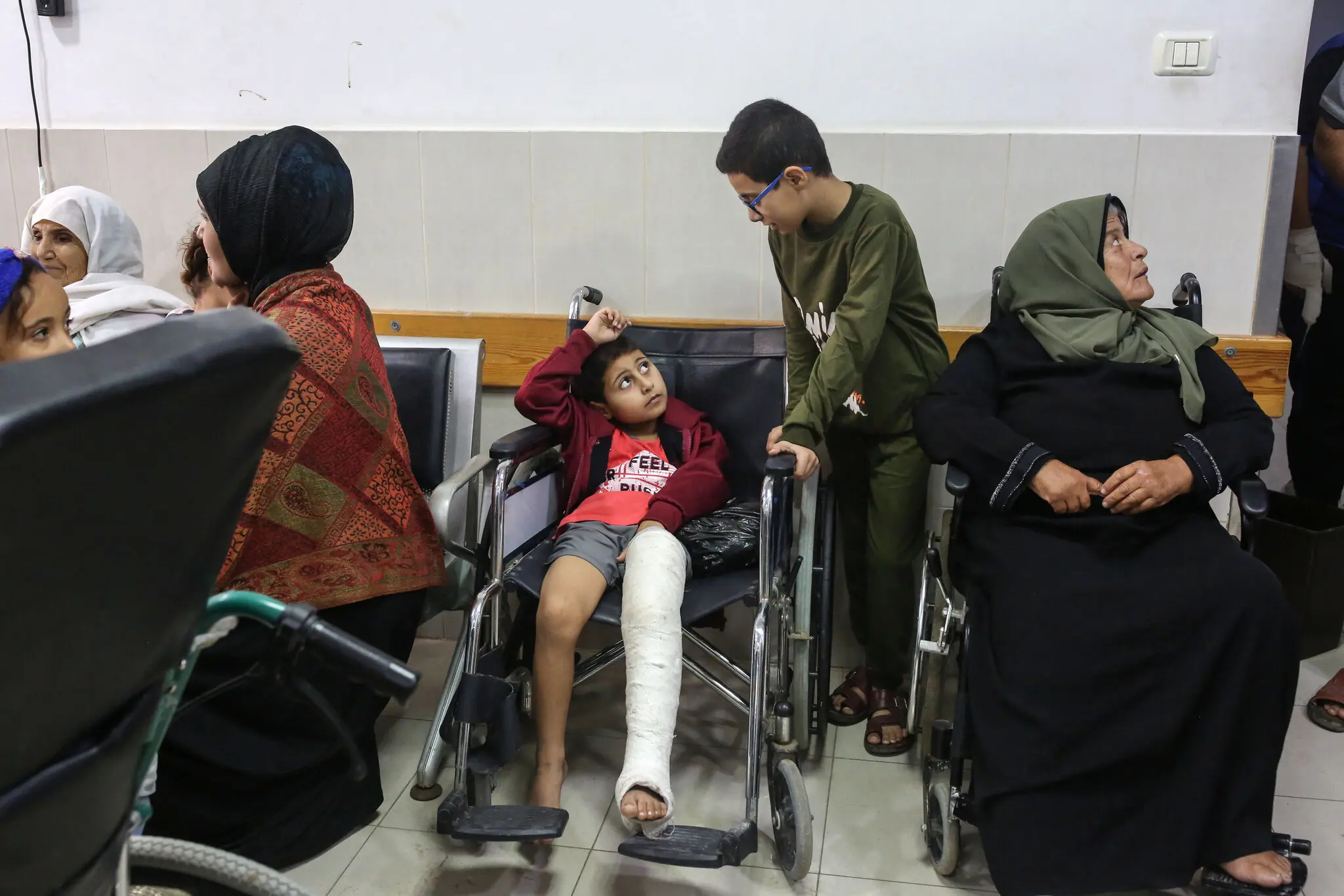 Халед Джуде стояв над своїм братом Тамером, який отримав тяжкі поранення після страйку 22 жовтня, під час якого загинули обидва їхні батьки та двоє інших братів і сестер.